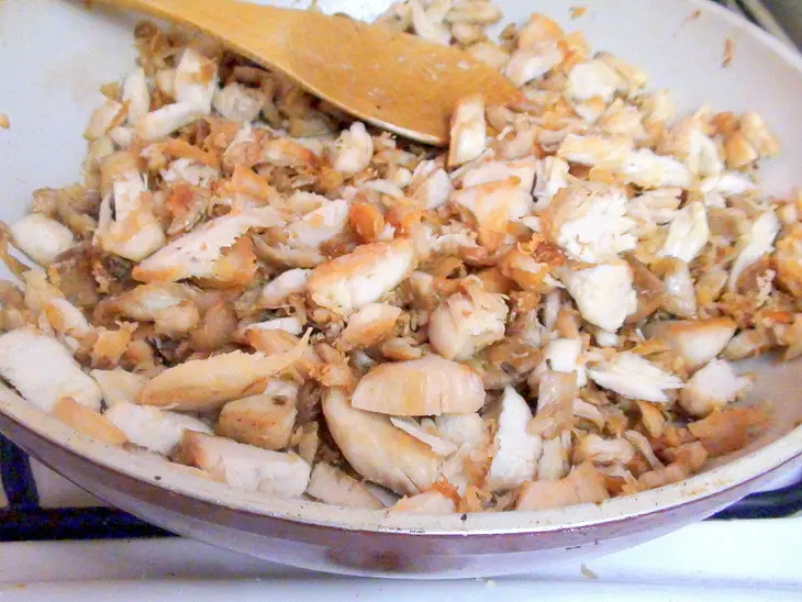 Салат с курицей, яйцом и сельдереем.: шаг 1