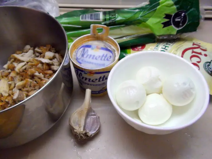 Салат с курицей, яйцом и сельдереем.: шаг 2