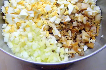 Салат с курицей, яйцом и сельдереем.: шаг 3