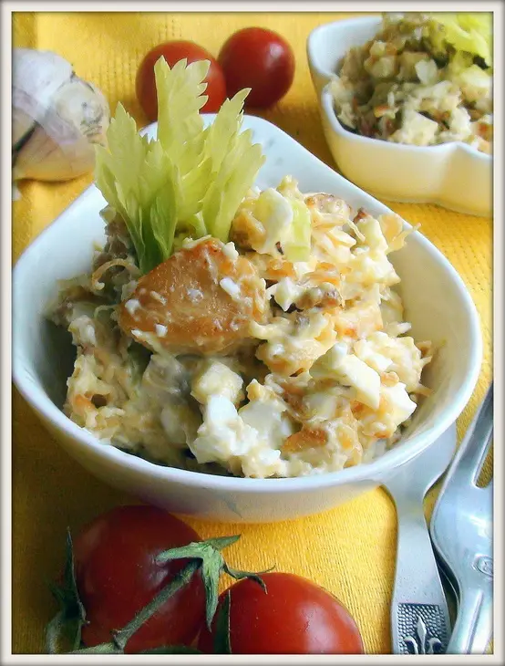 Салат с курицей, яйцом и сельдереем.: шаг 4