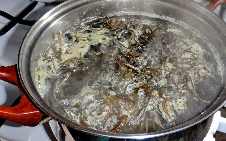 Салат из морской капусты с кунжутом по-корейски: шаг 3