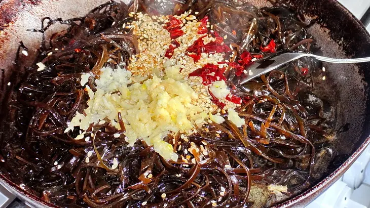 Салат из морской капусты с кунжутом по-корейски: шаг 6
