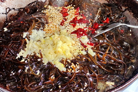 Салат из морской капусты с кунжутом по-корейски: шаг 6