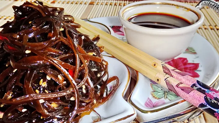 Салат из морской капусты с кунжутом по-корейски: шаг 7