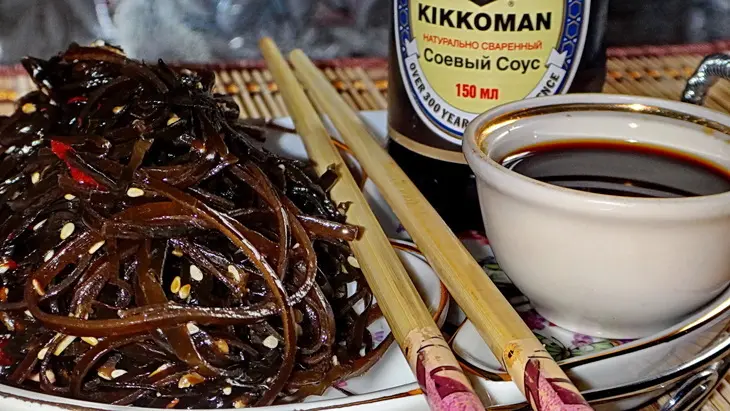 Салат из морской капусты с кунжутом по-корейски: шаг 8