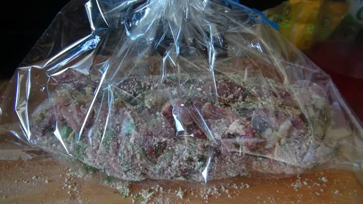 Рулет из говядины с курицей и белыми грибами в соевом соусе: шаг 4
