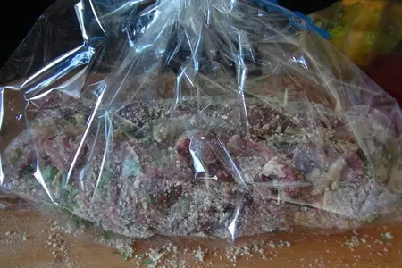 Рулет из говядины с курицей и белыми грибами в соевом соусе: шаг 4