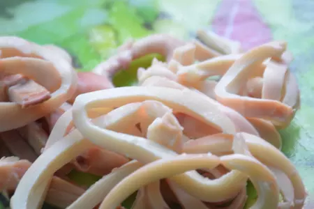 Кальмары,тушенные с перцем и кунжутом: шаг 2
