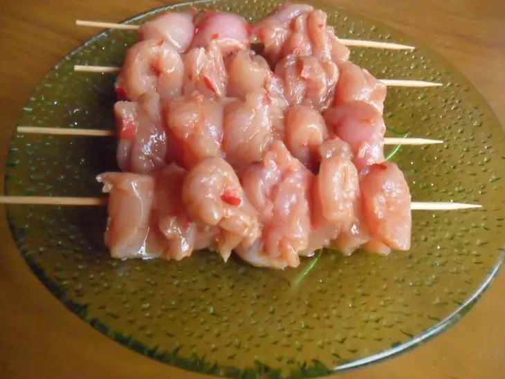 Куриные шашлычки на шпажках: шаг 4
