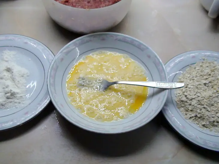 Мясные «пальчики» в панировке из овсяных хлопьев.: шаг 2