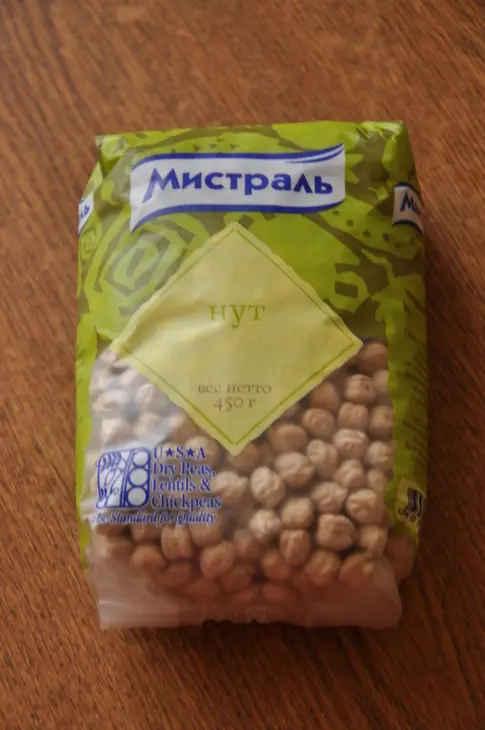 Томатный суп с нутом на курином бульоне: шаг 1