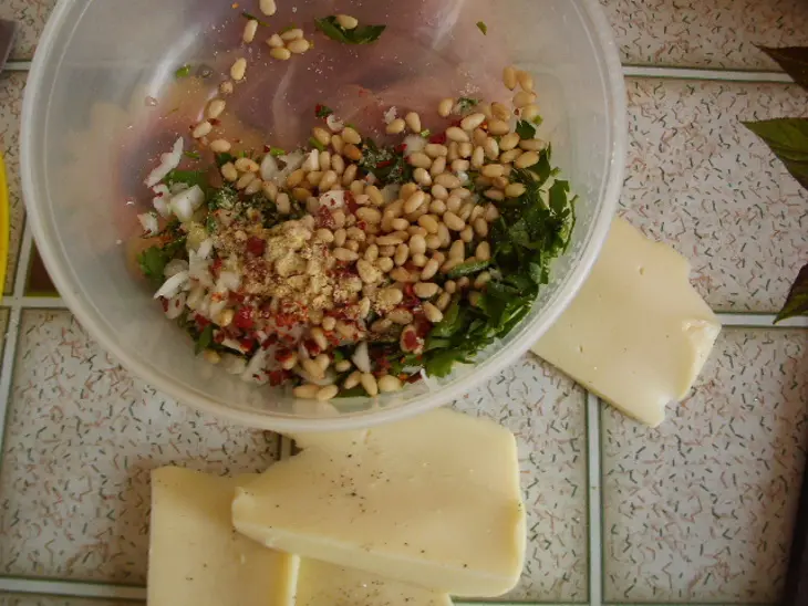 Свиные кармашки с пикантной начинкой под вкусным соусом.: шаг 2