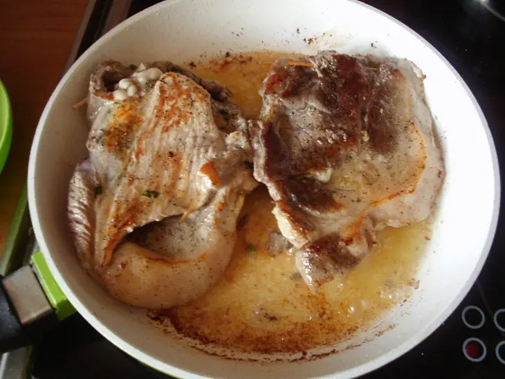 Свиные кармашки с пикантной начинкой под вкусным соусом.: шаг 4