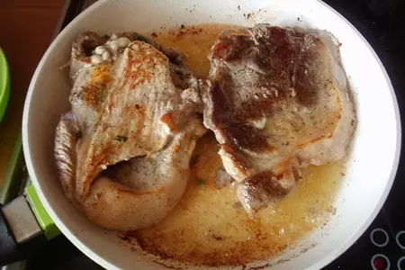 Свиные кармашки с пикантной начинкой под вкусным соусом.: шаг 4