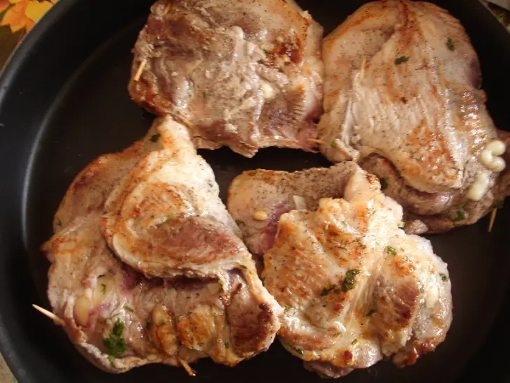 Свиные кармашки с пикантной начинкой под вкусным соусом.: шаг 5