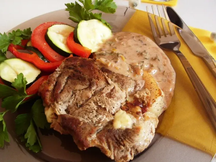 Свиные кармашки с пикантной начинкой под вкусным соусом.: шаг 8