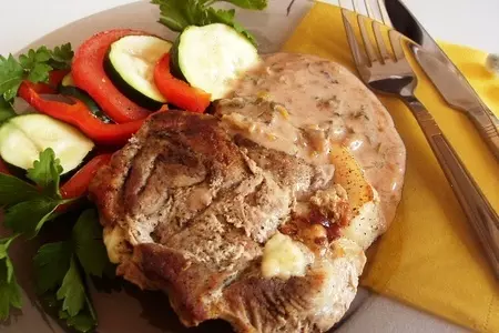 Свиные кармашки с пикантной начинкой под вкусным соусом.: шаг 8