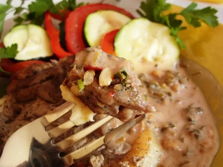 Свиные кармашки с пикантной начинкой под вкусным соусом.: шаг 12