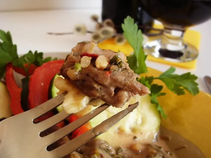 Свиные кармашки с пикантной начинкой под вкусным соусом.: шаг 13