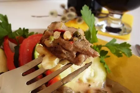 Свиные кармашки с пикантной начинкой под вкусным соусом.: шаг 13