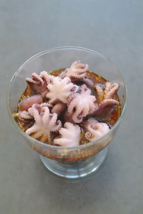 Салат из морепродуктов с черри и пармезаном: шаг 2
