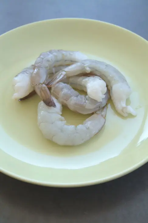 Салат из морепродуктов с черри и пармезаном: шаг 3