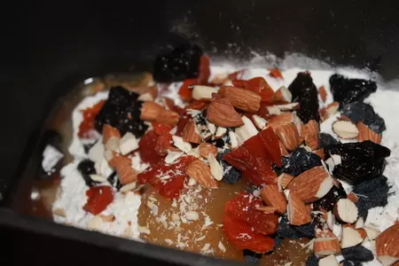 Ржаной хлеб на закваске с сухофруктами и орешками: шаг 4