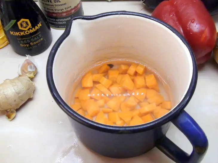 Морковный соус с чесноком и имбирём.: шаг 2