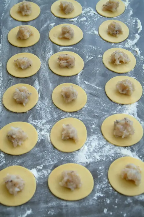 Равиоли (пельмени) с кальмарами и креветками с двумя видами сливочного соуса: шаг 6