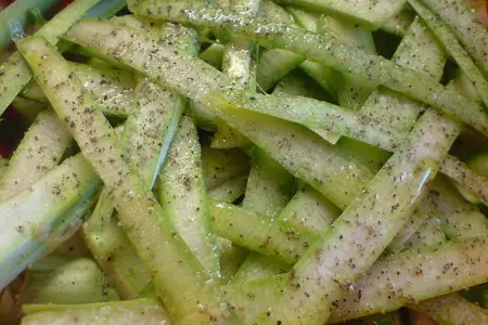 Открытый пирог-пицца с зелёной спаржей и сырами // салат из зелёной спаржи, помидорок черри и брынзы: шаг 4