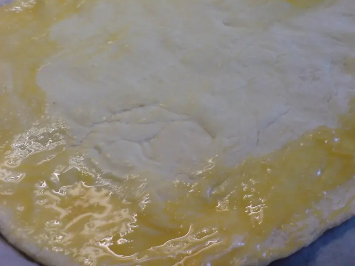 Открытый пирог-пицца с зелёной спаржей и сырами // салат из зелёной спаржи, помидорок черри и брынзы: шаг 5