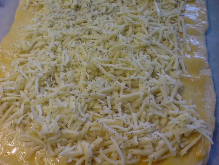 Открытый пирог-пицца с зелёной спаржей и сырами // салат из зелёной спаржи, помидорок черри и брынзы: шаг 6