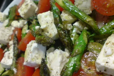 Открытый пирог-пицца с зелёной спаржей и сырами // салат из зелёной спаржи, помидорок черри и брынзы: шаг 9