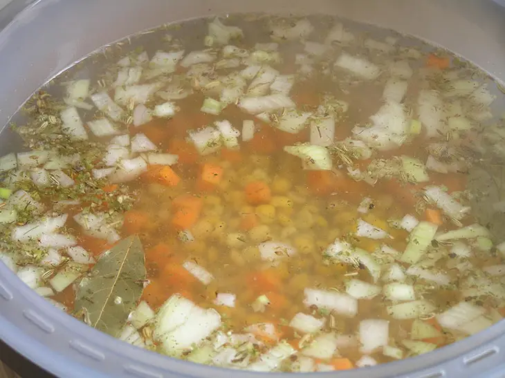 Гороховый суп с копченым кальмаром: шаг 3