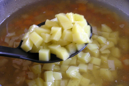 Гороховый суп с копченым кальмаром: шаг 4