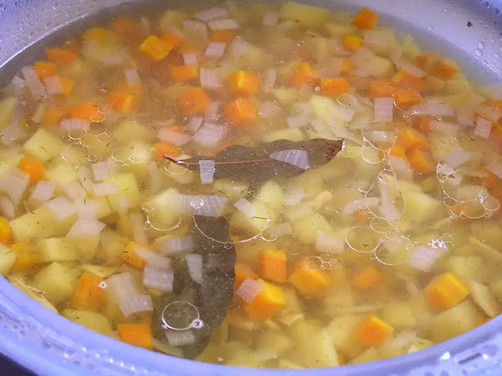 Гороховый суп с копченым кальмаром: шаг 6
