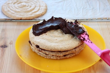 Торт из ореховой меренги с шоколадно-ягодным ганашем: шаг 12