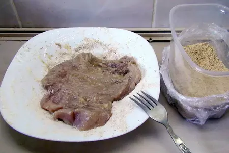 Шницель из индейки в ореховой панировке, с капустным салатом.: шаг 5
