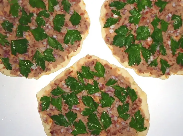 Роллы с фасолью,овощами,зеленью и сыром: шаг 5
