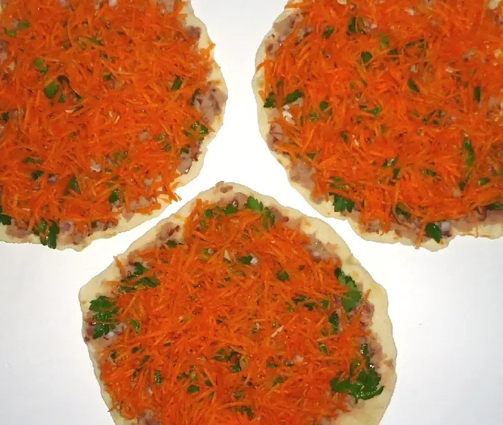 Роллы с фасолью,овощами,зеленью и сыром: шаг 6