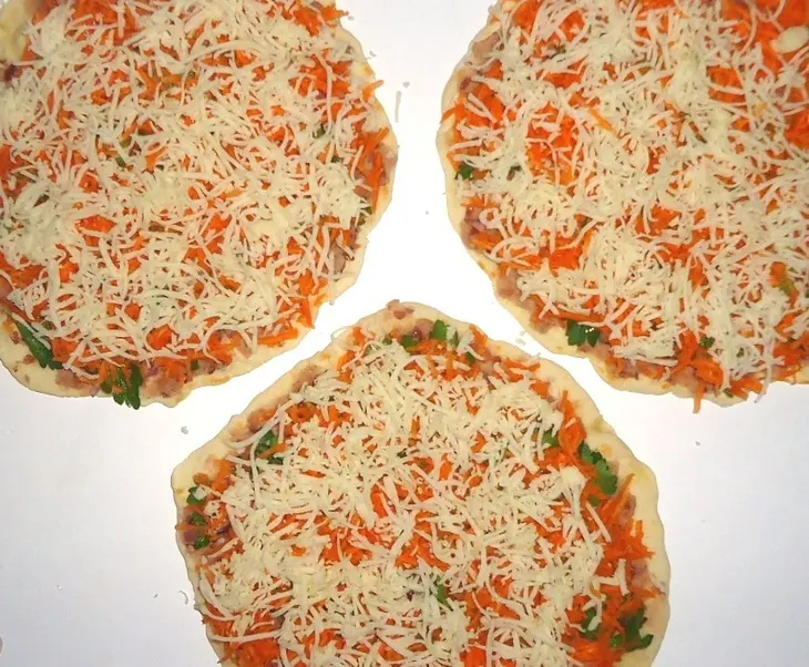 Роллы с фасолью,овощами,зеленью и сыром: шаг 7