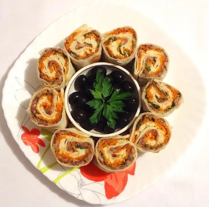 Роллы с фасолью,овощами,зеленью и сыром: шаг 10