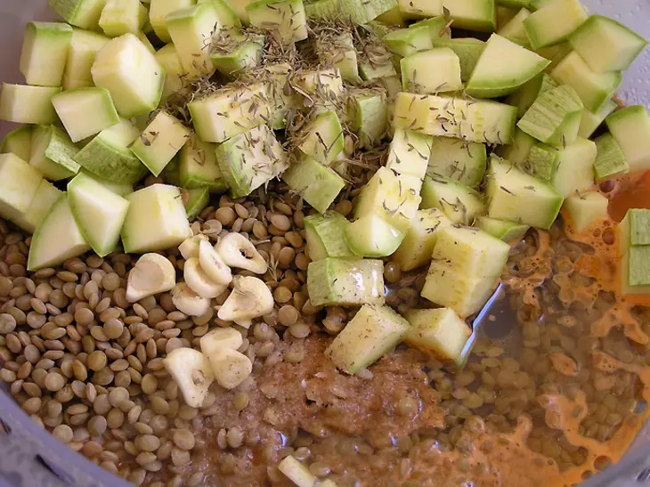 Чечевица, томленная в морковном соке с кабачками и шпинатом. (обретение легкости: тест-драйв): шаг 3