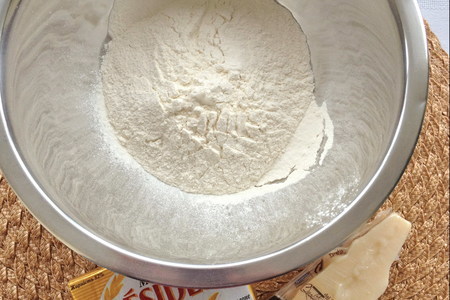 Печенье из пармезана с кунжутом, морской солью и острым соусом: шаг 1