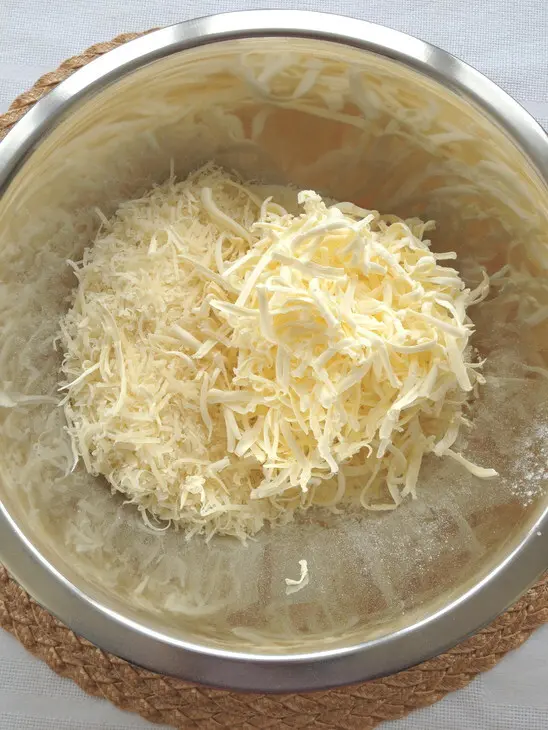 Печенье из пармезана с кунжутом, морской солью и острым соусом: шаг 2