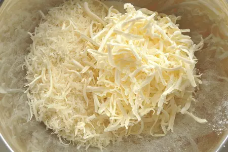 Печенье из пармезана с кунжутом, морской солью и острым соусом: шаг 2
