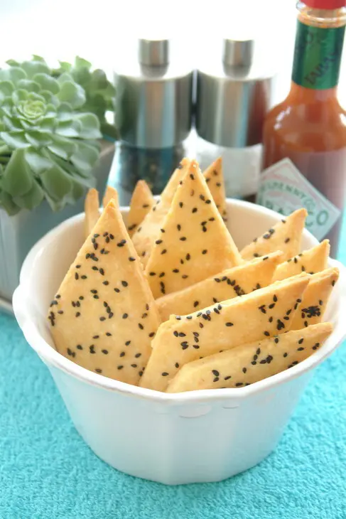Печенье из пармезана с кунжутом, морской солью и острым соусом: шаг 6