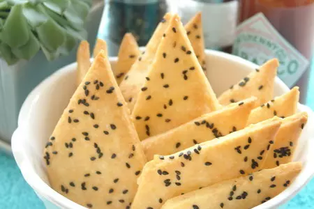 Печенье из пармезана с кунжутом, морской солью и острым соусом: шаг 6