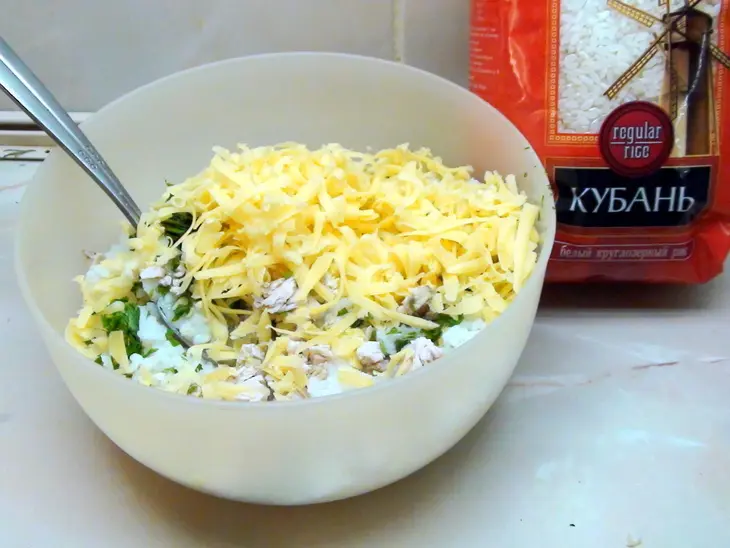 Биточки из риса с отварной курицей и сыром: шаг 1