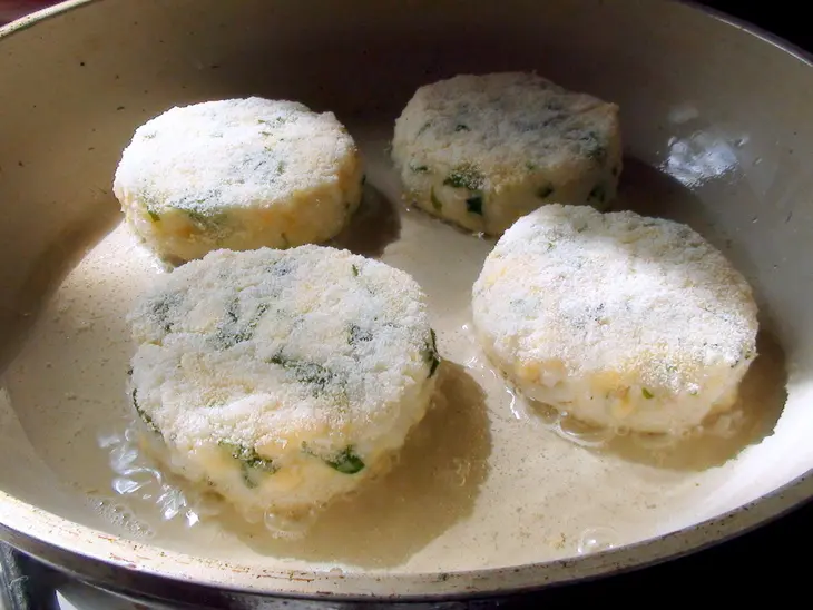 Биточки из риса с отварной курицей и сыром: шаг 3